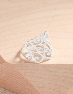 Détails de la bague en argent S925 avec motifs filigranes ajourés et finition polie