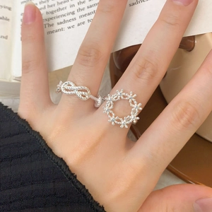Minimalist S925 sterling silver flower ring set with rope knot design on female model