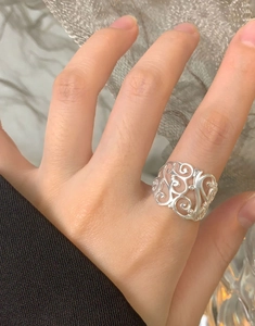 Détail d'une bague ajourée en argent S925 au design de maille sophistiqué