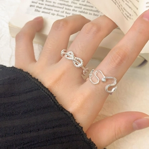 S925 Sterling Silber Ring-Set mit Zirkonia, unregelmäßiges Herz-Design auf Buchhintergrund