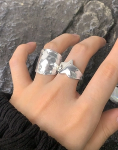Close-up of S925 sterling silver ring set featuring hammered texture and star design