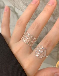 Dettaglio dell'anello a griglia larga e design floreale in argento sterling S925