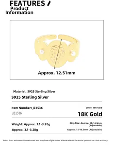 Détail d'une bague fraise en argent sterling S925 avec perles et plaquage or 18K