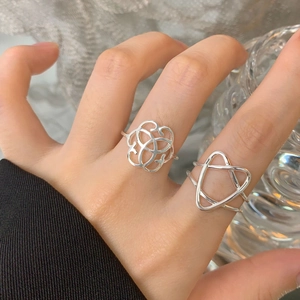 S925 Sterling Silber Ringe Set mit hohlem Herz und geometrischem Design am Finger