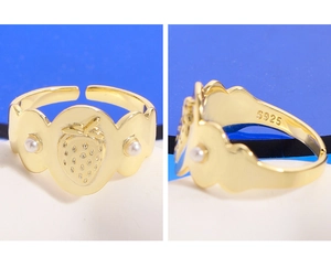 Détail du poinçon S925 sur bague dorée avec motif fraise et perles incrustées