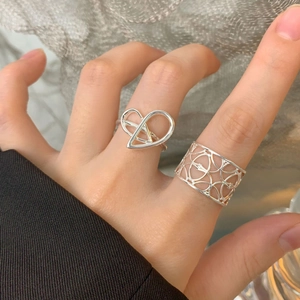 S925 sterling silver hollow heart and geometric pattern rings worn on hand