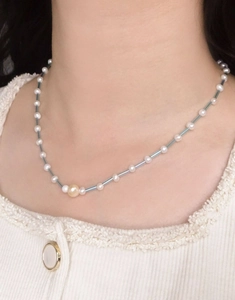 Détail du collier en argent s925 avec tubes bleus et perles naturelles sur femme