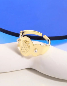 Détails d'une bague S925 en argent avec motif de fraise, perles et anneau ajustable