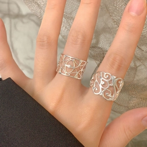 Anelli larghi traforati in argento S925 stile moderno e vintage indossati dal modello