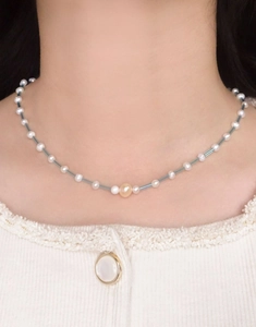 Détail d'un collier de perles en argent S925 avec perles bleues sur un mannequin