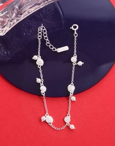 Détail de la chaîne en argent S925 avec breloques coquillages et perles blanches