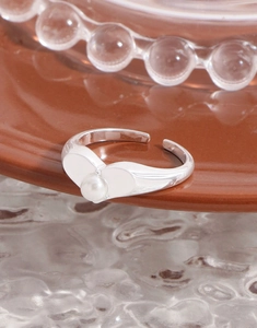 Macro shot of S925 sterling silver heart ring featuring a centered white round pearl