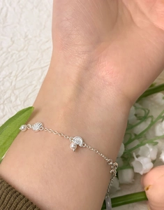 Détail du bracelet en argent S925 avec perles délicates et breloques coquillage