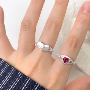 S925 sterling silver ring featuring a heart-shaped red corundum and pearl design