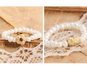 Vue détaillée du poinçon S925 sur la bague fleur dorée avec perles d'eau douce