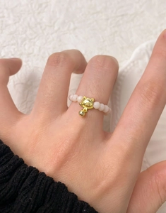 Détail d'une bague en perles d'argent S925 avec pendentif chat porte-bonheur et cloche
