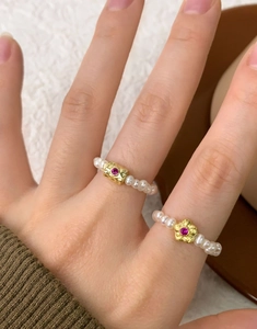 Gros plan de bagues en argent S925 avec perles d'eau douce et fleurs en zircon rose
