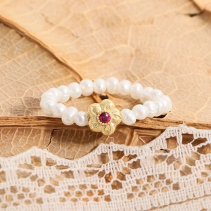 Bague en perles d'argent S925 avec une fleur dorée et une pierre rouge rubis