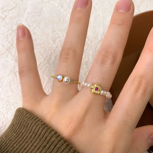 Bague élégante en argent S925 avec perles d'eau douce et fleur en zircon sur main de femme