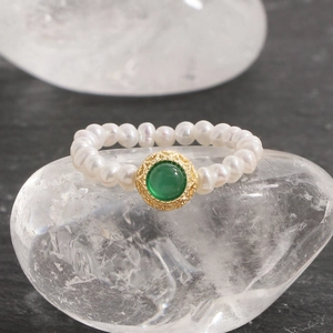 S925 silver ring with freshwater pearls and a green agate cabochon in gold relief
