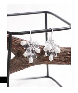 Vue détaillée des boucles d'oreilles en argent S925 avec perles gouttes et billes de verre