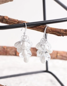 Détail des boucles d'oreilles en argent S925 en grappe avec perles goutte et perles cristal