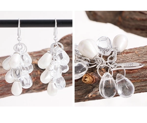 Vue macro de boucles d'oreilles en argent S925 avec perles d'eau et cristaux