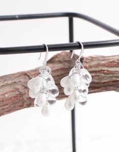 Détail de boucles d'oreilles grappe en argent S925 avec perles et gouttes de verre sur support