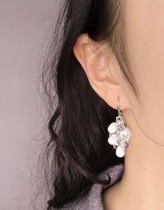 Détail des boucles d'oreilles grappe en argent S925 avec perles blanches et facettées