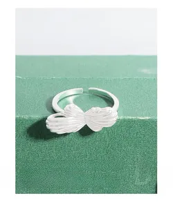 Vue détaillée d'une bague nœud en argent S925 avec une texture plissée irrégulière