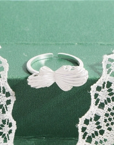 Détail de la bague en argent S925 avec texture ondulée sur une boîte à bijoux verte