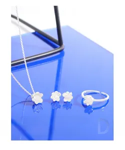 Dettaglio set gioielli in argento S925 con collana a fiore, orecchini e anello
