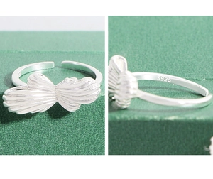 Gros plan du poinçon S925 et du design de nœud texturé sur une bague ajustable en argent