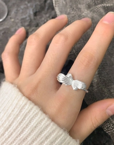 Vue détaillée d'une bague nœud irrégulière avec textures verticales fines portée