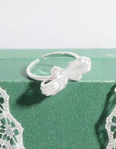 Vue détaillée bague nœud en argent sterling S925 avec texture brossée sur boîte