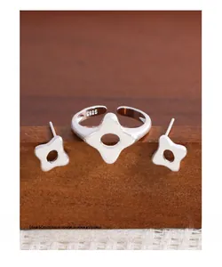 Détail macro du lot de boucles d'oreilles étoiles évidées et bague en argent S925