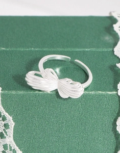 Détail de la bague en argent S925 avec nœud texturé et anneau ouvert ajustable pour femme