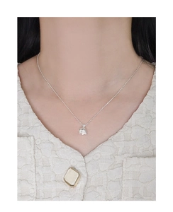Vista dettagliata della collana con fiori in argento sterling S925 su una modella
