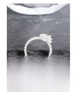 Detailed close-up of S925 sterling silver twist ring with elegant shell motif