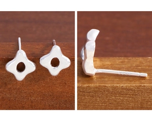 Détail des boucles d'oreilles en argent sterling S925 avec design étoile évidée