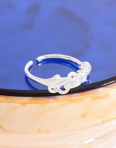 Close-up of S925 sterling silver ring with braided knot design and polished finish