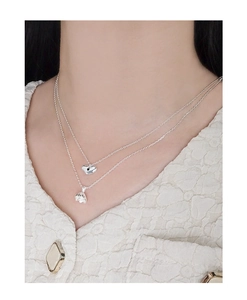 Dettaglio della collana a doppio strato in argento S925 con ciondoli a cuore e tulipano