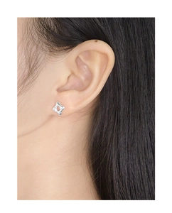Gros plan d'une boucle d'oreille étoile en argent S925 ajourée portée sur l'oreille