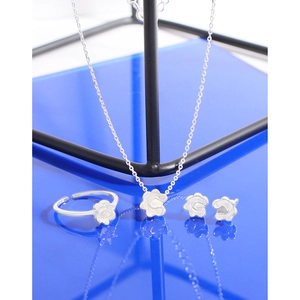 Set gioielli fiore in argento S925 con collana, anello e orecchini minimalisti