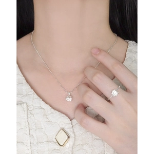 Set collana e anello con fiori di mughetto in argento sterling S925 indossato sul modello