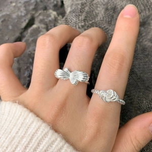 Bagues en argent sterling S925 avec nœud irrégulier portées par un mannequin