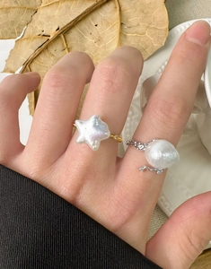 Détail de la bague étoile en perle S925 et anneau doré à texture lave irrégulière