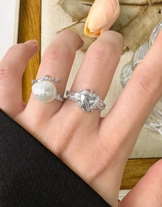Lava texture silver ring set with baroque pearl and heart shape on model hand