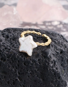 Vue rapprochée de la bague étoile dorée avec nacre naturelle et oxydes de zirconium