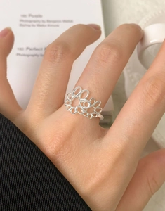 Close-up of S925 sterling silver ring with hollow oval mesh pattern on woman's hand